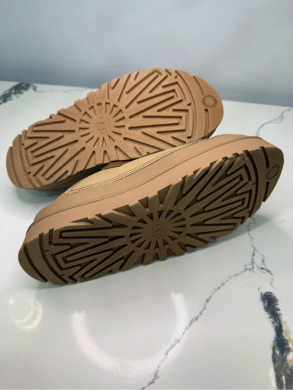 UGG Goldenglow Sandals Women's US 8 Dark Sand Round Toe Platform Slide